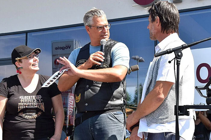 Spendenschecks kommen von Firmen wie auch von Institutionen und Vereinen. So stellte sich der Vizebürgermeister der Marktgemeinde Straß in Steiermark, Johann Lappi, mit einem Scheck in der Höhe von 300 Euro ein. Jedoch wurden da auch Schecks mit Tausenderbeträgen gesichtet. Dazu konnten Lose erstanden werden, mit denen es sogar eine Harley Davidson zu gewinnen gibt.  