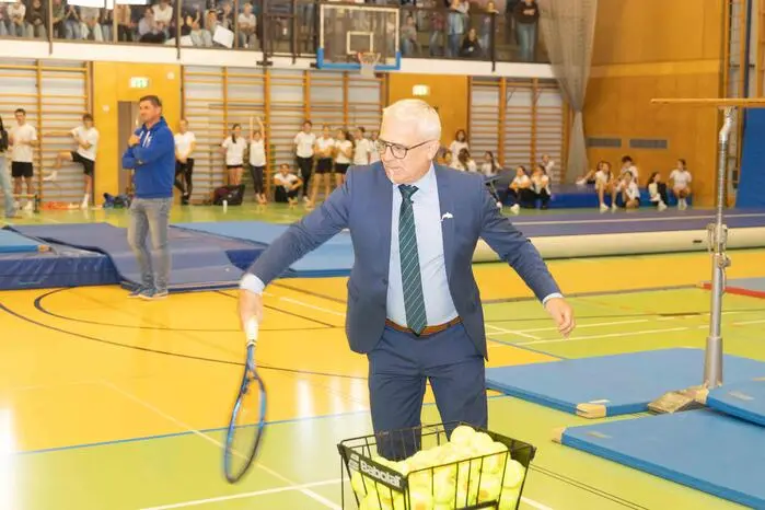 Auch Direktor Reinhard Pöllabauer zeigte dabei seinen sportlichen Einsatz und griff selbst zum Tennisschläger