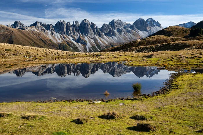 Salfeiner See: 1996 Meter hoch gelegen. Im See, der in den Stubaier Alpen liegt, spiegeln sich die Kalkkögel.
