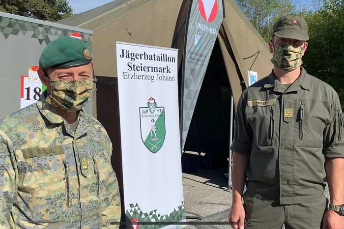 Oberst Karl Heinz Tatschl, Kommandant der Landwehrkaserne St. Michael und des Jägerbataillons 18, und Hauptmann Uwe Moser, Kommandant der Miliz-Jägerkompanie 1 des Jägerbataillons Steiermark.