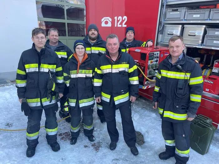 Feuerwehr-Bereichskommandant Harald Schaden (2. v. r.), Judenburgs Stadtfeuerwehrchef Armin Eder (r.) mit Kameradin und Kameraden