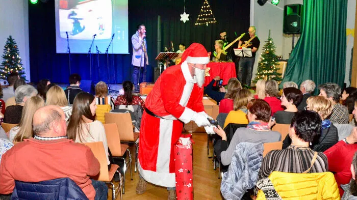 Auch der Nikolaus ließ sich beim Konzert blicken und verteilte an das brave Publikum gute Gaben.