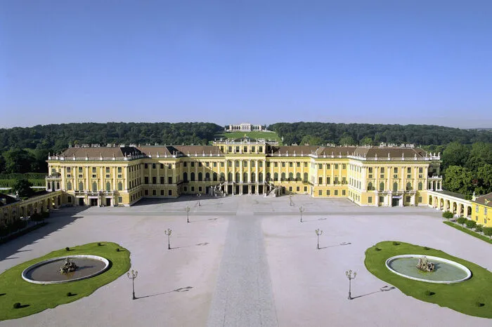 Königlich schlafen im Schloss Schönbrunn Mit mehr als drei Millionen Besuchern pro Jahr ist Schloss Schönbrunn als UNESCO-Weltkulturerbe die bedeutendste touristische Attraktion Wiens. Abseits vom Besucherrummel birgt die ehemalige Residenz der Habsburger eine 167 m2 große, exquisite Suite mit Blick auf Gloriette, Neptunbrunnen, Kronprinzengarten und den 160 ha großen Schlosspark. Die Suite an der wohl nobelsten Adresse Wiens bietet einen Salon, zwei Schlafzimmer, ein Wohnzimmer, zwei moderne Bäder sowie eine Kitchenette. Wer heute die exklusive Grand Suite reserviert, kann auch imperialen Service auf Wunsch dazu buchen: Ob Fiakerfahrt, eigener Butler oder Koch, frisch zubereitetes Frühstück in der Suite, Limousinenservice oder private Führung durch das Schloss – es bleibt kein Wunsch unerfüllt. www.schlosshotels.co.at/schoenbrunn