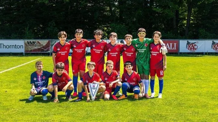 Vom Pannenstreifen auf das Spielfeld, die U-13-Spieler von Atasehir Bahcesehir
