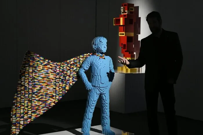 Nathan Sawaya mit seinem Selbstporträt als Superheld. Sawaya erzählt, er habe sich in jungen Jahren gern einen Umhang gebastelt und die Figuren aus Comic-Heften gespielt, allen voran "Superman".