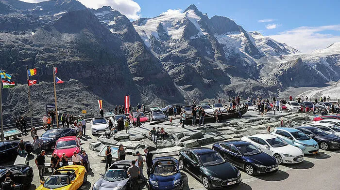 Zahlreiche Besucher säumten den Weg und fanden sich zur Besichtigung der Tesla-Fahrzeuge auf der Kaiser-Franz-Josefs-Höhe ein