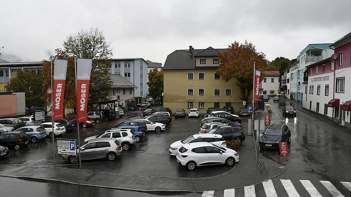 Verkauft! Die ehemalige Bestattung (gelbes Haus) und die alten Garagen (links) werden abgerissen