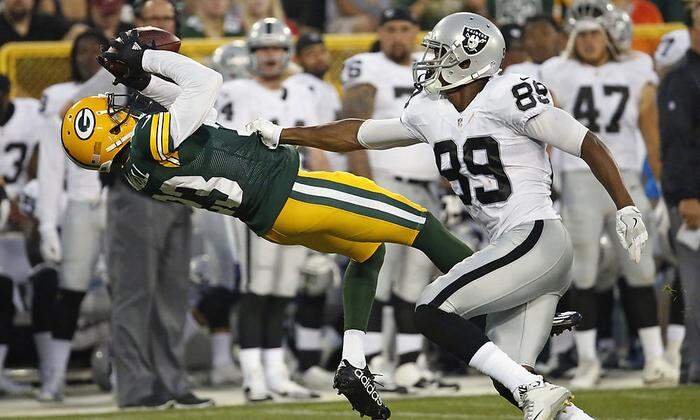 Packers-Cornerback Damarious Randall mit einer spektakulären Interception bei einem Pre-Season-Spiel gegen die Oakland Raiders