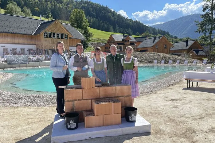 Grundsteinlegung mit Landesrätin Barbara Eibinger Miedl, dem Gastgeber-Paar Jakob Zand und Julia Köberl sowie Investor Hans Steinbichler mit Begleitung