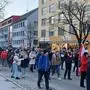 Mit Fahnen, Schildern, Trommeln und Glocken zogen die Protestierenden durch Liezen