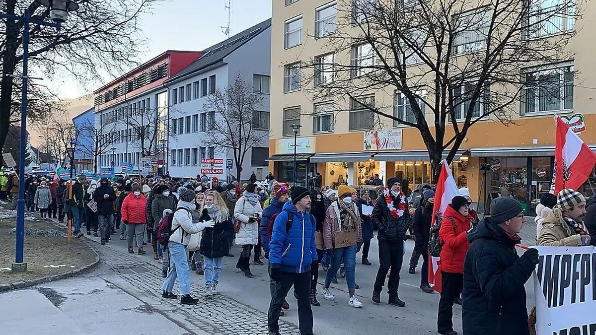 Mit Fahnen, Schildern, Trommeln und Glocken zogen die Protestierenden durch Liezen