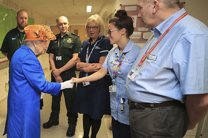 Queen Elizabeth hat heute das Royal Manchester Children's Hospital besucht. Unter den Opfern waren viele Kinder und Jugendliche.