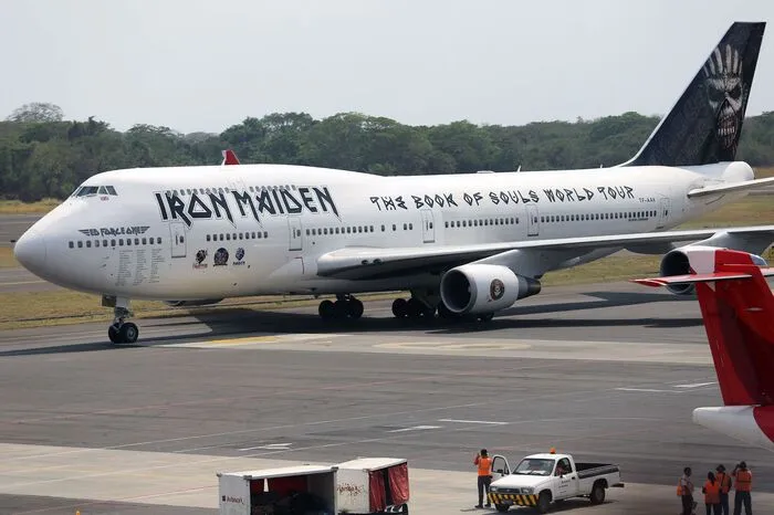 Eine Band, eine Welttournee und ein Flieger statt eines Tourbusses: Denke lieber ungewöhnlich. Dem Piloten Bruce Dickinson war es zu verdanken, dass Iron Maiden mit einem eigenen Flugzeug, der Ed Force One, um die Welt flog. Es wurde eine Maschine gechartert, die, Flugsaison bedingt, günstig zu mieten war. Der Flieger wurde umgebaut, um Band, Crew und Equipment zu transportieren. Auch den Piloten hat man sich erspart: Dickinson flog zum Teil selbst von Konzert zu Konzert.