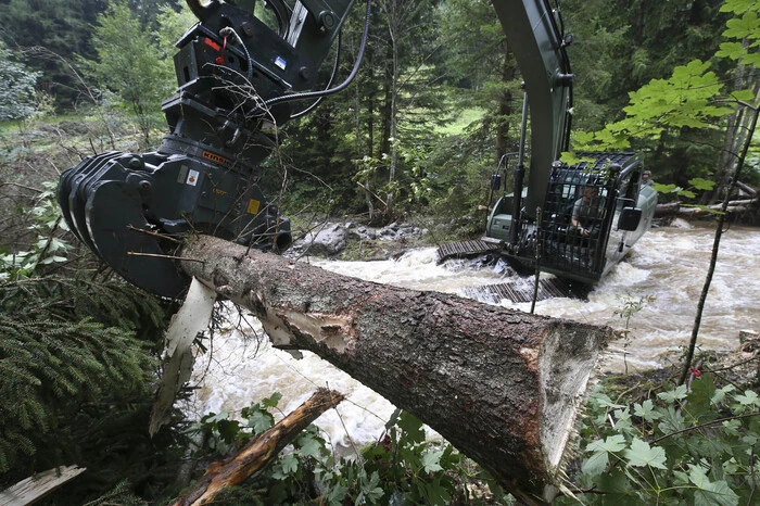 Die Arbeit erfolgt oftmals im tiefen, strömenden Wasser unter schwierigsten Bedingungen