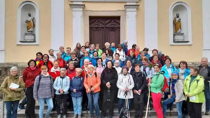 55 Pilgerinnen und ihre Wegbegleiter machten sich in Tieschen im Rahmen des 1. österreichweiten Frauenpilgertages auf den Weg.