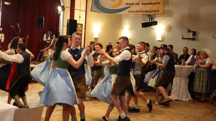 Beste Stimmung herrschte beim Jubiläumsball der Bauernschaft und Landjugend. Klicken Sie sich durch die Bilder!