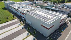 Eine PV-Anlage schmückt jetzt das Dach der Fruit Partners GmbH