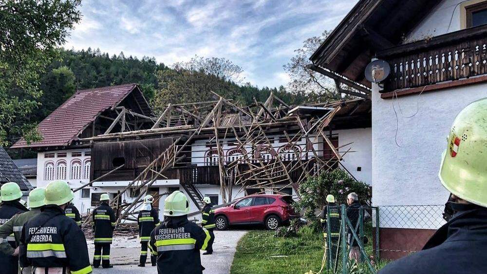 Das Dach eines Wirtschaftsgebäudes stürzte in Haimach bei Maria Rain ein