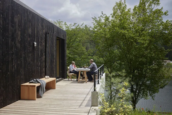 Südostseitig wurden dem Haus eine auskragende Terrasse vorangestellt.