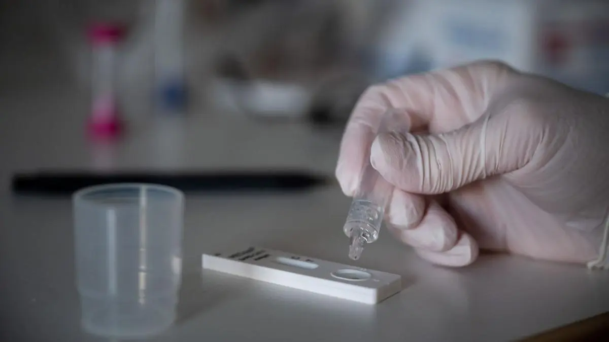 ABD0004_20201218 - BÖBLINGEN - DEUTSCHLAND: 16.12.2020, Baden-Württemberg, Böblingen: Eine Pflegerin führt im Alten- und Pflegeheim Haus am Maienplatz einen Corona-Schnelltest durch.(zu dpa: «Senioren freuen sich auf Besucher und baldige Impfung») Foto: Sebastian Gollnow/dpa +++ dpa-Bildfunk +++. - FOTO: APA/dpa/Sebastian Gollnow