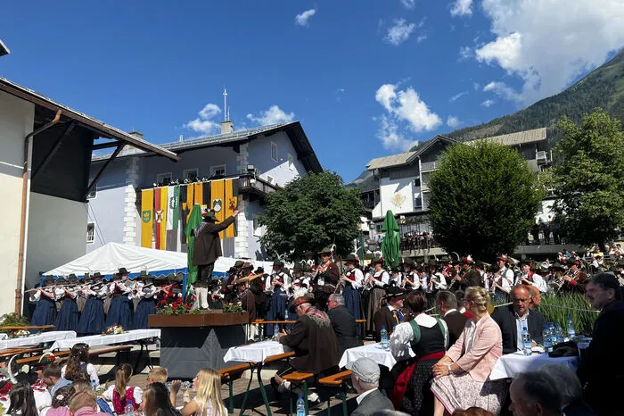 Bei Kaiserwetter wurde auf dem Dorfplatz gefeiert und musiziert