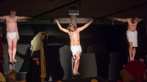 Der gekreuzigte Jesus bei den Passionsspielen im Aguntum Museum