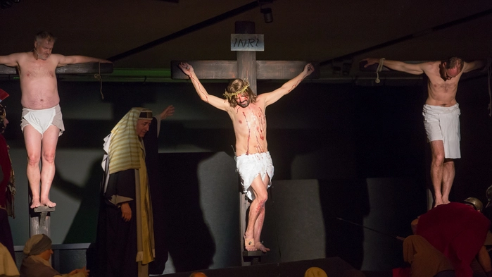 Der gekreuzigte Jesus bei den Passionsspielen im Aguntum Museum
