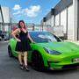 Rina Sliwinski fährt den grünen Tesla und beweist PS-Stärke ohne Motorjaulen