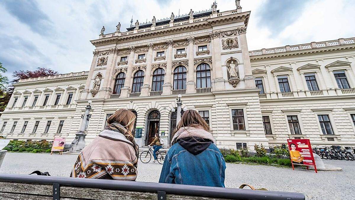 Vor dem Uni-Hauptgebäude soll die Tiefgarage errichtet werden.