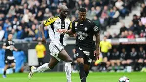 Sturm bangt um den Einsatz von Jeyland Mitchell (rechts)