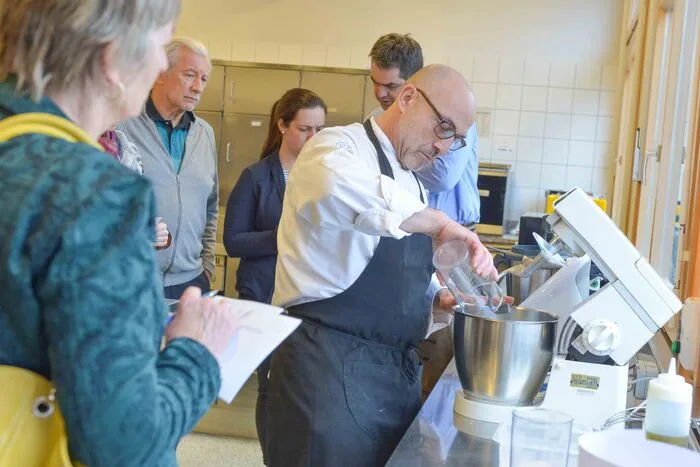120 Mitglieder der Dante besuchten in der HLW Spittal sechs Kochkurse.