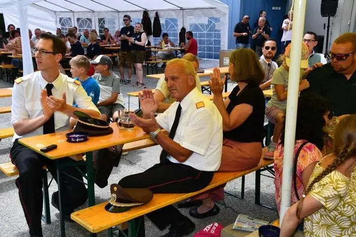 Hauptbrandinspektor Oliver Karrer begrüßte die Gäste, darunter eine Abordnung der Feuerwehr Murau mit Kommandant Thomas Thanner.