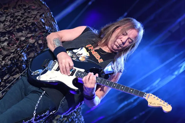 Dave Murray entführte die Fans in die ersten Stunden des Metalls.