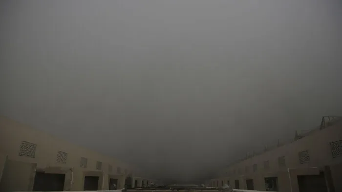 Dicke Luft in Neu-Delhi: Vom 10. Stock eines Hochhauses in der Millionenstadt ist der Blick auf die Straße vernebelt.