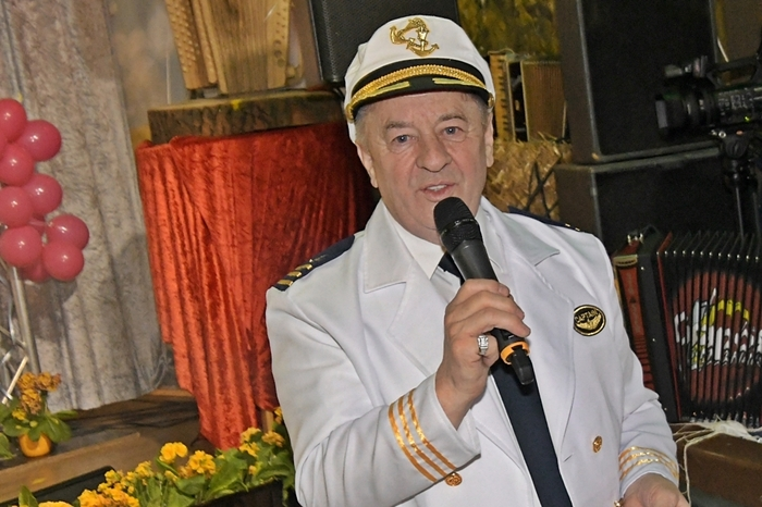 Der Abend stand unter dem Motto "Traumschiff", Mally führte die Gäste als Kapitän durch den Abend.