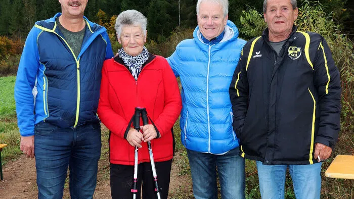 Am Foto von Links: Erich Erlacher (Obmann SC-Launsdorf), Hildegard „Hilde“ Prugger (sie ging bereits zum 50. Mal am FIT-Marsch mit!), Erwin Pobaschnig (Organisationsleiter und Streckenwart) und Johann Garnitschnig (Kassier SC-Launsdorf).