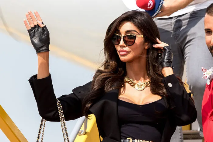 Transgender-Model Yasmine Petty winkt den Wartenden zu