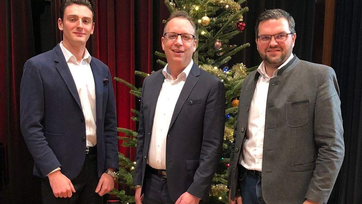 Der neue zweite Vizebürgermeister Berndt Hamböck (Mitte) mit ÖVP-Stadtparteiobamnn Gerald Hofer (rechts) und Neo-Gemeinderat Noah Morokutti