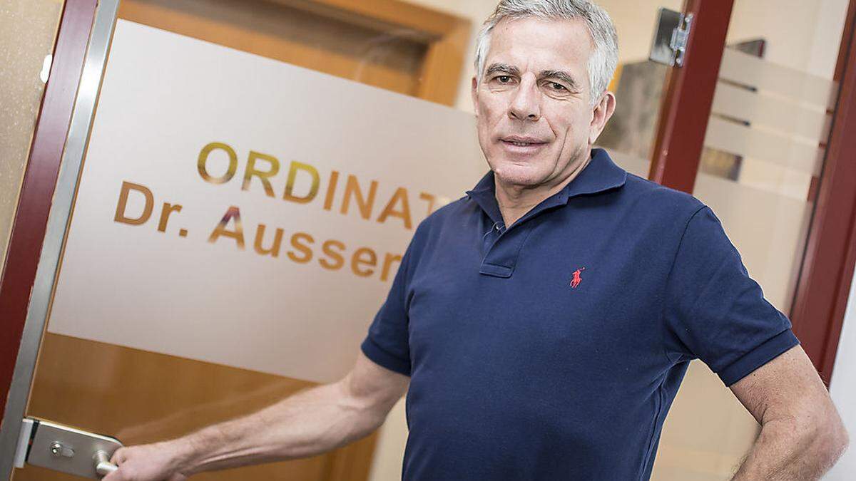 Ausserwinkler in seiner Arztpraxis in Villach