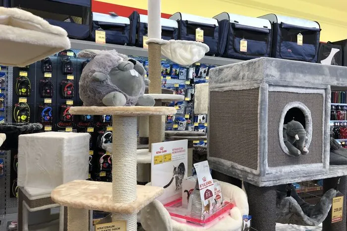 Das Angebot umfasst etwa zwei Drittel Futter und ein Drittel Zubehör.