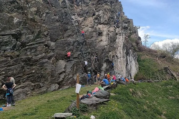Betrieb herrscht im Kletterpark unterhalb der Burgruine Liebenfels.