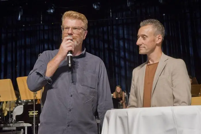 Bürgermeister Harald Bergmann richtete in seinen Grußworten anerkennende Worte an die Schüler, den Lehrkörper sowie das Publikum.