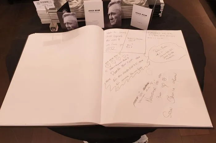 Laut Sturm-Graz befinden sich heute zwei Kondolenzbücher beim Trainingsareal Messendorf und...