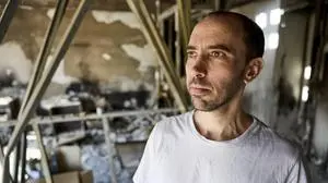 (C) photonews.at/Georges Schneider -  Kibutz Be´eri (ISRAEL) - 14.03.2025 - Tal Shoham war Geisel der Hamas nach deren terroristischem Angriff im Süden Israels am 7. Oktober 2023, mit fast 1.200 Toten, zahlreichen Verletzten und Geiseln. Tal Shoham kam nach 505 Tagen frei. PHOTO:  Tal Shoham im von den Hamas zerstörten Haus seiner Schwiegereltern in dem er am 7. Oktober 2023 eine Geisel der Hamas wurde. // Kibutz Be´eri (ISRAEL) - 2025-03-14 - Tal Shoham was taken hostage by Hamas after their terror attack in southern Israel on 7 October 2002, in which nearly 1,200 people were killed, many injured and hostages taken. Tal Shoham was released after 505 days. PHOTO: Tal Shoham in his in-laws' house, destroyed by Hamas, where he was held hostage on 7 October 2023.