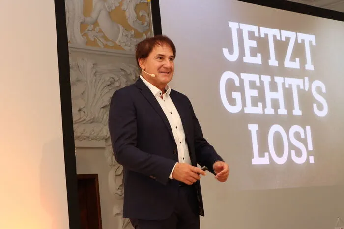 Neben dem mitreißenden, höchst amüsanten Wirtschaftskabarett von Dr. Roman Szeliga, „Speaker of the year“, dem Mitbegründer der CliniClowns, über „Humor im Business“ stand das unternehmerische Netzwerken im Mittelpunkt der Veranstaltung.