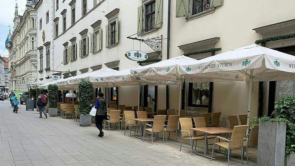 Die Gastgärten sind gezwungenermaßen wieder leer, die Stadt Graz will die Gebührenbefreiung verlängern
