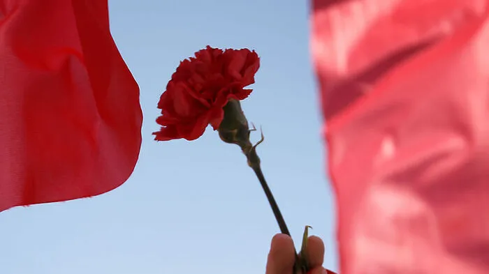 1. Mai: Neue Strahlkraft für die rote Nelke
