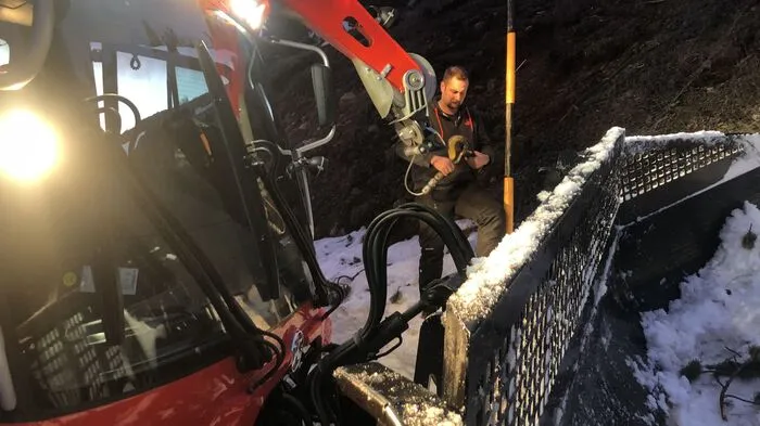 Robert Illmaier beim Einhängen der Seilwinde in den Ankerpunkt 