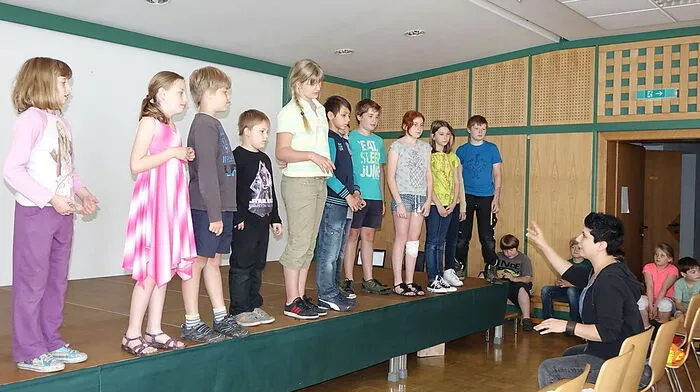 Regisseurin Natascha Grasser (rechts im Bild) gibt den kleinen Wirbelwinden letzte Anweisungen