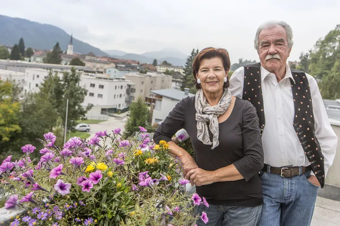 Gerne genießen Ehrentraud und Reinhard Sereinig den Blick auf die Stadt von der Terrasse aus
